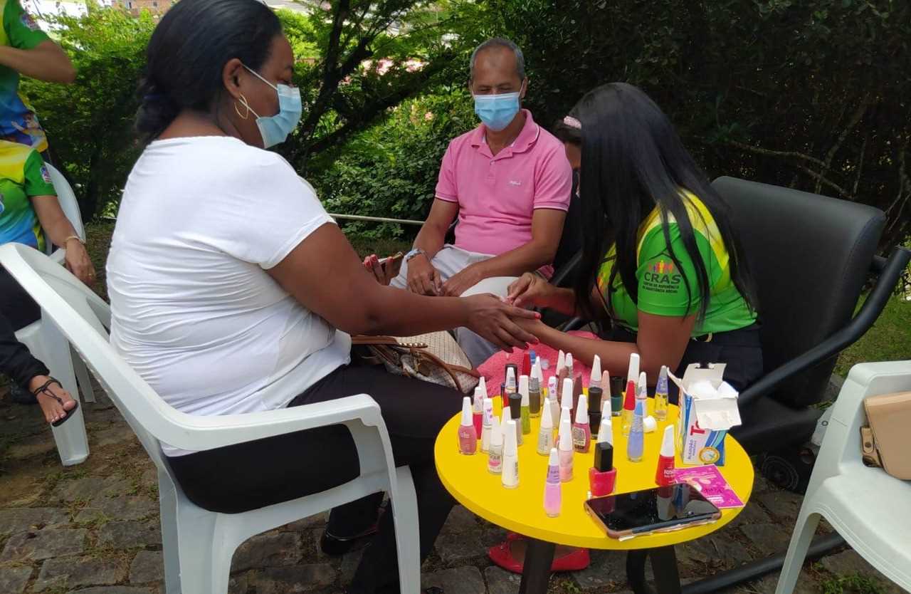 Prefeito homenageia as mulheres servidoras
